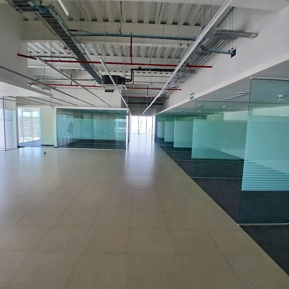 Planta de oficina con privados de cristal en Espacio Santa Fe Piso 18